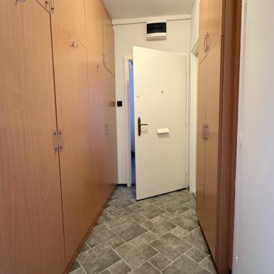 1+2 szoba + étkezős, II. emeleti lakás terasszal a belvárosban