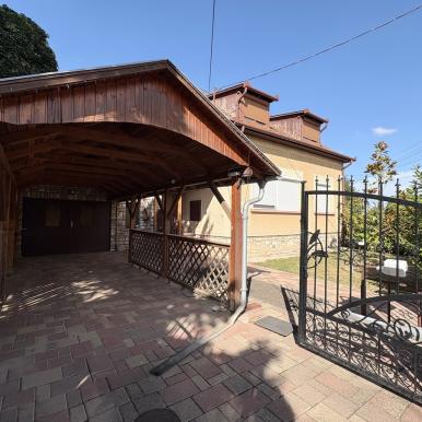 3 szoba + dupla nappali + étkezős, napelemes családi ház 