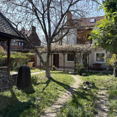 3 szoba + nappalis + étkezős sorház Kertvárosban