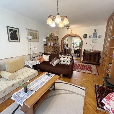 3 szoba + nappalis + étkezős sorház Kertvárosban