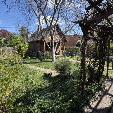 3 szoba + nappalis + étkezős sorház Kertvárosban