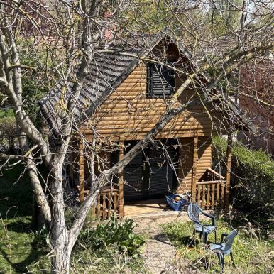 3 szoba + nappalis + étkezős sorház Kertvárosban