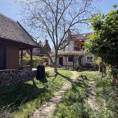 3 szoba + nappalis + étkezős sorház Kertvárosban