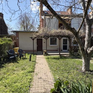 3 szoba + nappalis + étkezős sorház Kertvárosban