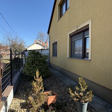 3 szoba + nappalis családi ház Termál lakótelepen