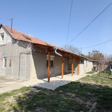 3 szoba + nappalis, korszerűsített parasztház