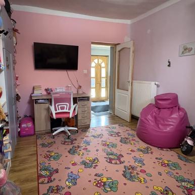 3 szoba + nappalis, korszerűsített parasztház