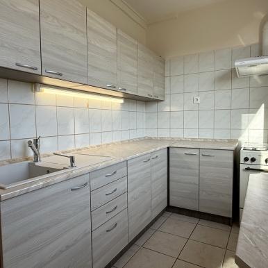 1+2 szobás erkélyes, igényes panel lakás központban